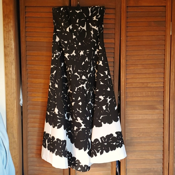 White House Black Market Dresses & Skirts - WHBM s/l tea black & white dress size 6 FREE belt